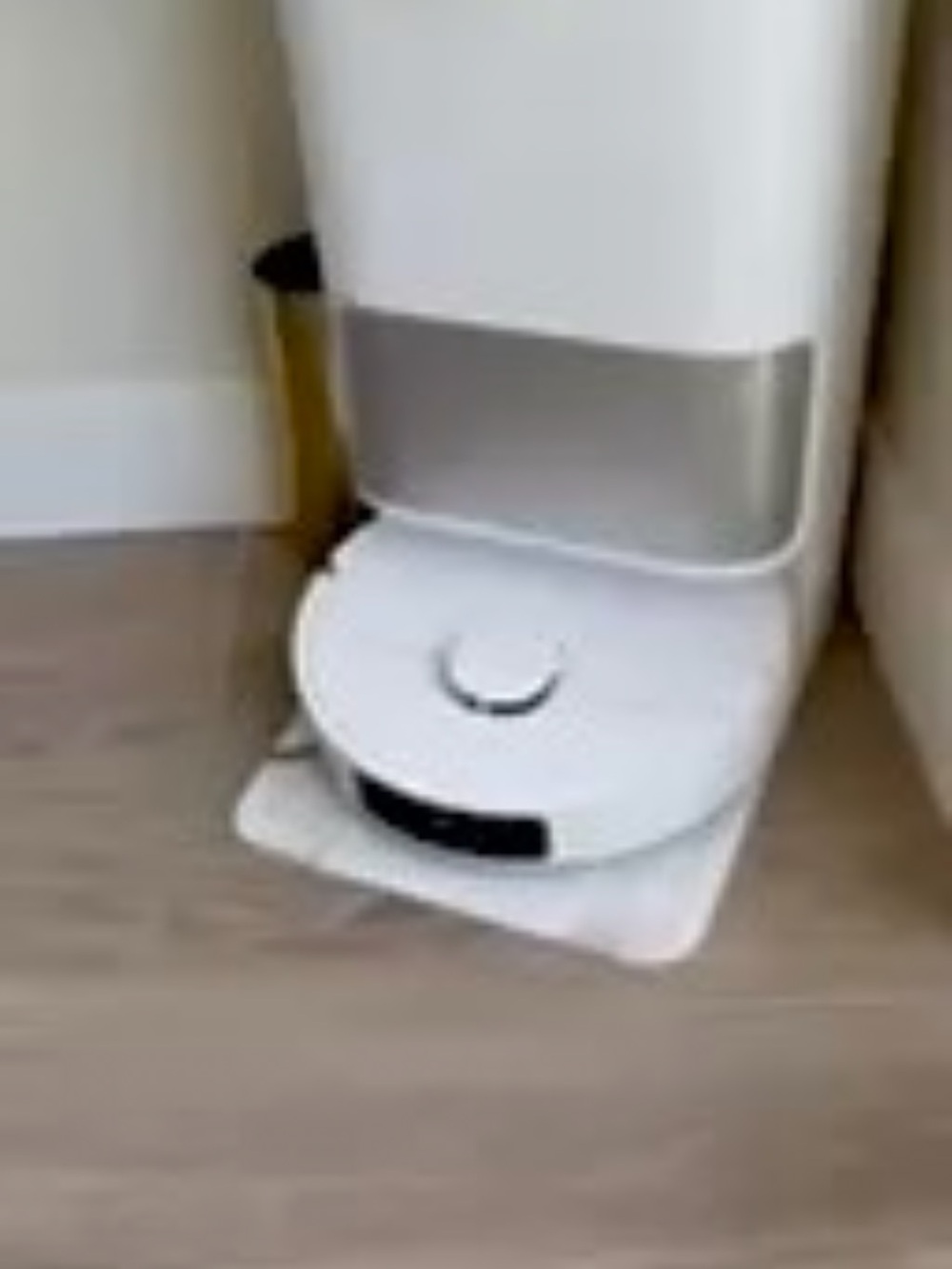 Automatic White Robot Vacuum Dock with Self-Emptying Base